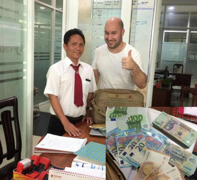 Tài xế Khanh (trái) ban giao tài sản hơn 250 triệu đồng cho du khách Michael.