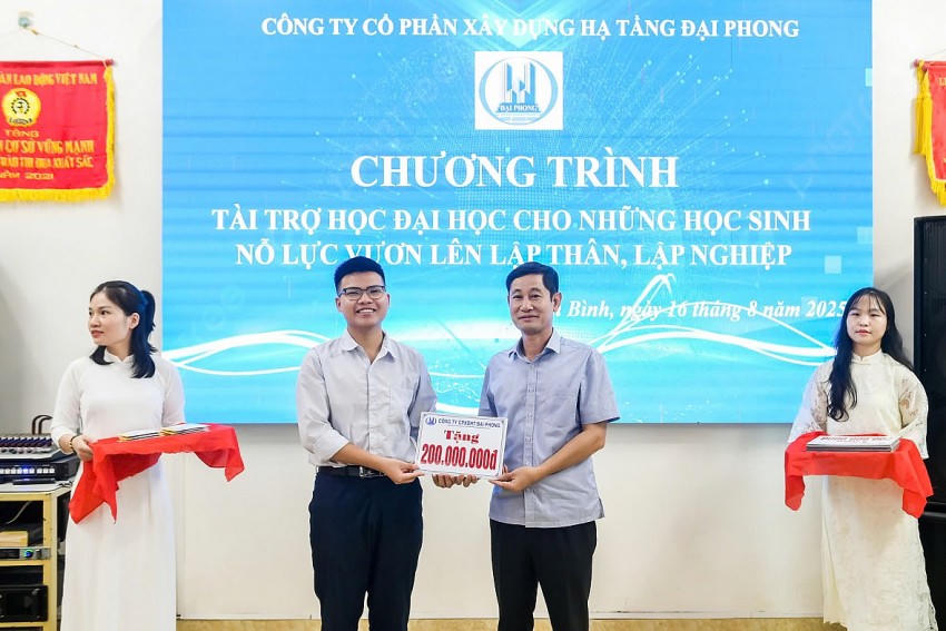 Ông Trần Quang Đại trao học bổng cho em Trần Xuân Đam - Thủ khoa toàn quốc với 39/40 điểm.