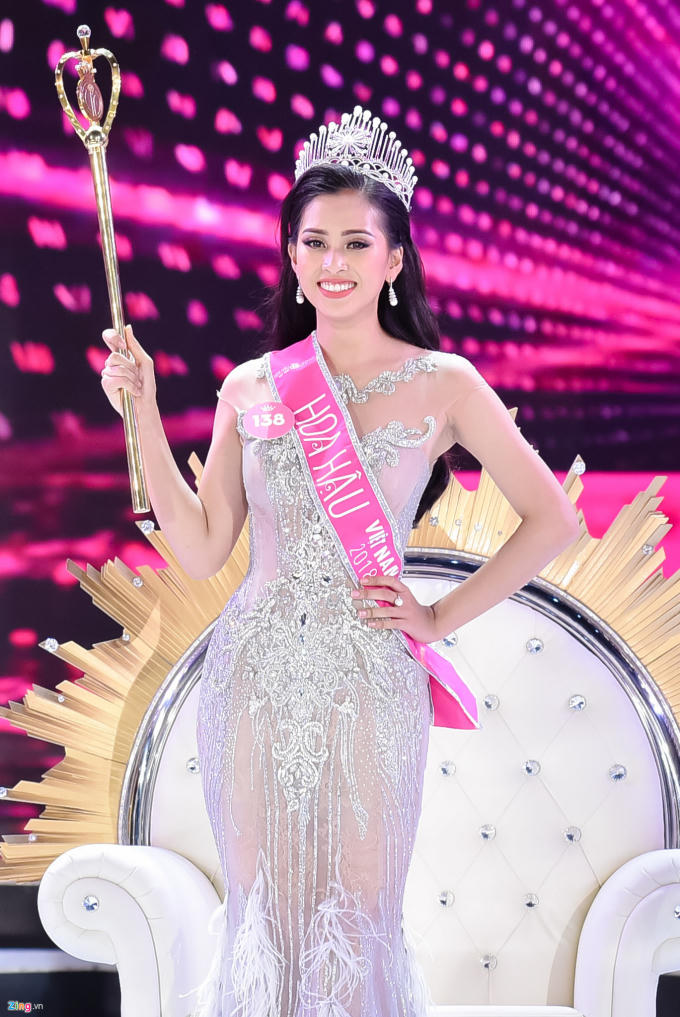 Những tưởng sẽ vụt mất danh hiệu hoa hậu vì câu trả lời ứng xử chưa hoàn chỉnh, song Trần Tiểu Vy vẫn được xướng tên là Hoa hậu Việt Nam 2018, kế nhiệm Đỗ Mỹ Linh. Với chiến thắng này, cô sẽ lên đường dự thi Miss World (Hoa hậu Thế giới) vào cuối năm nay.