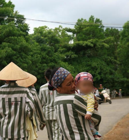 Nữ tử tù và đứa bé sinh ra từ ngục tối (Ảnh chụp năm 2010).