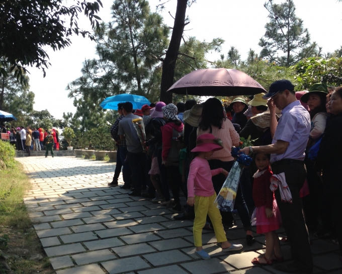 Xế trưa, lượng người đổ về vẫn rất đông, khiến ban quản lý phải ra phương án: Xếp hàng chờ từng lượt, tránh tình trạng chen chúc lẫn nhau.