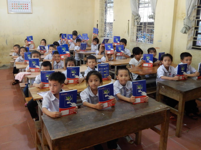 Các em học sinh đều hân hoan vui mừng khi nhận được những món quà ý nghĩa.