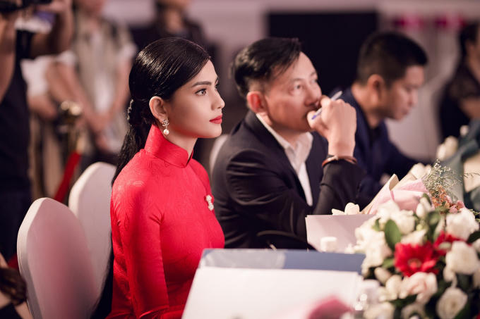 Trương Thị May diện áo dài nền nã, tìm kiếm Gương mặt Nữ sinh áo dài 2018