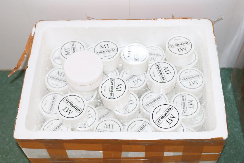 Các sản phẩm mỹ phẩm không rõ nguồn gốc. Ảnh: Tuấn Khanh