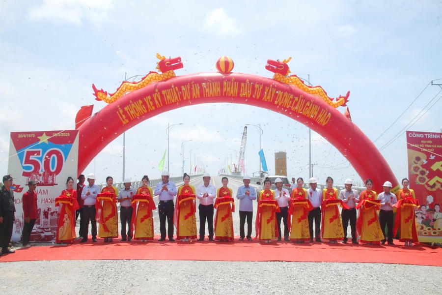 Lãnh đạo 2 tỉnh Cà Mau - Bạc Liêu và các địa phương thực hiện nghi thức thông xe kỹ thuật cầu Gành Hào.
