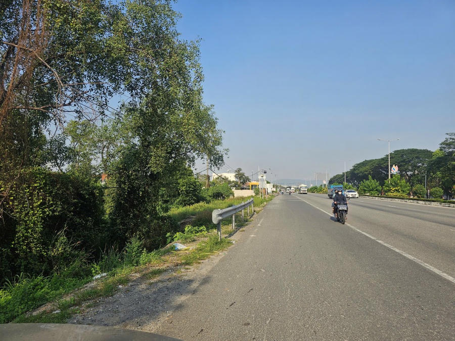 Khu đất mặt tiền quốc lộ 51 mà bà Chi nhiều năm nay khiếu nại vì cho rằng bị ông Thanh chiếm, xây dựng trái phép.