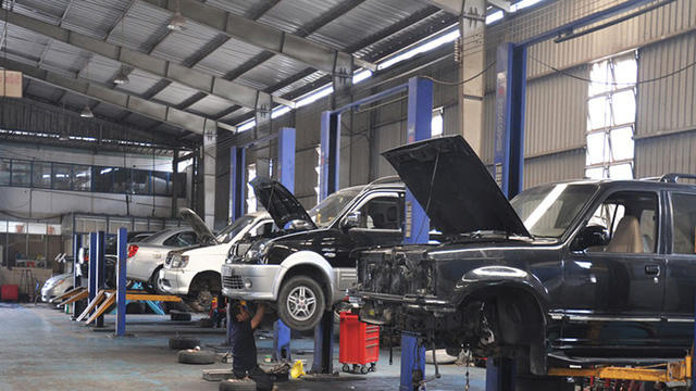 Sửa xe những ngày giáp Tết khó tránh khỏi bị “chặt chém”.