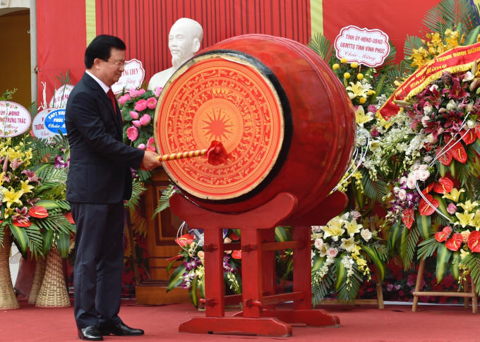 Phó Thủ tướng Trịnh Đình Dũng đánh trống ngày khai giảng năm học mới 2018 -2019.