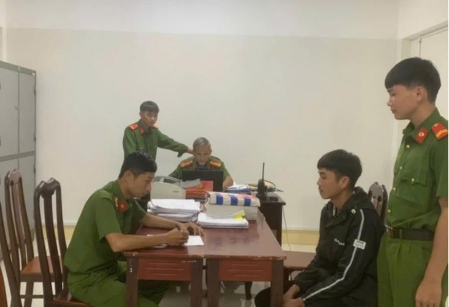 Tại cơ quan công an đối tượng Lường Văn Nghiêm đã khai nhận hành vi phạm tội của mình. Ảnh: Cao Nguyên