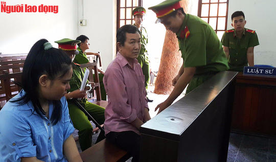 Hai bị cáo Phan Văn Ngoan, Trần Thị Tuyết Phong tại phiên tòa trước đó. (Ảnh: báo Người lao động)