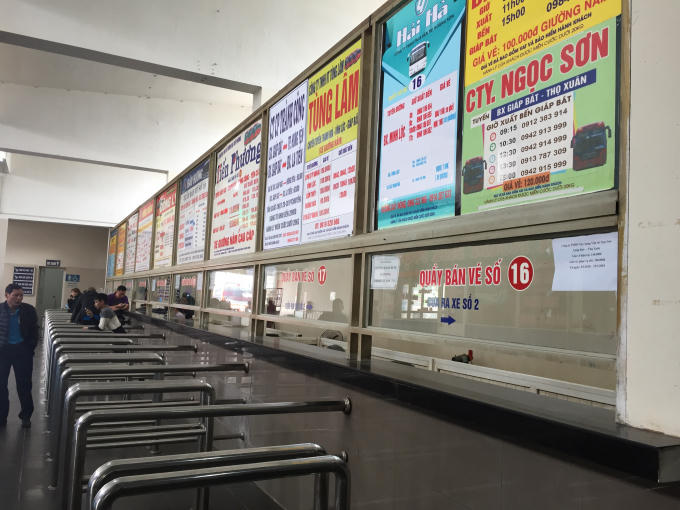 Quầy bán vé không một bóng hành khách.