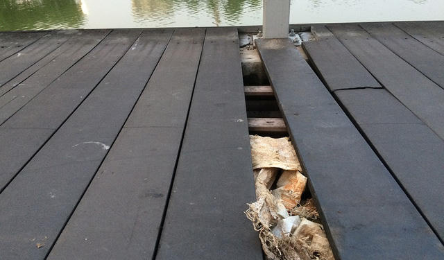 Tấm sàn cầu bắc ra hồ biến mất, thành nơi nhét rác của những người thiếu ý thức.