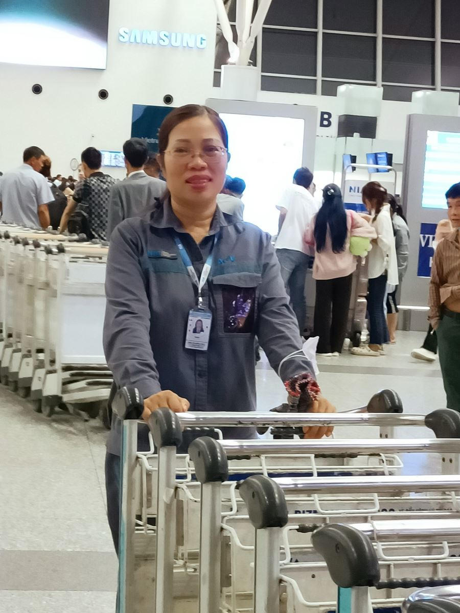 Chị Trần Thị Hồng Thúy - Nhân viên xe đẩy Trung tâm Khai thác ga Nội Bài. (Ảnh: mt.gov.vn)