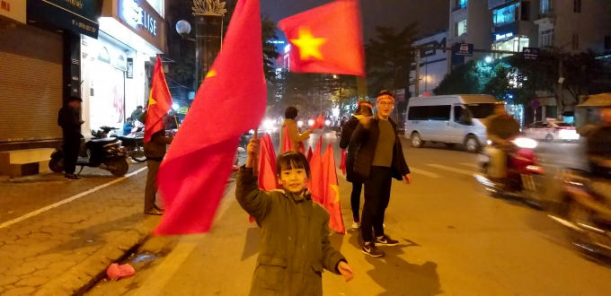 Các em nhỏ cũng hòa chung không khí mừng chiến thắng.