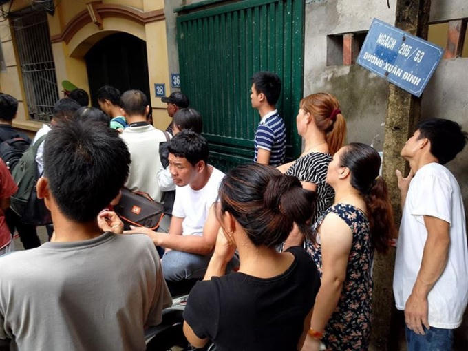 Nhiều người dân đau xót trước sự việc xảy ra với gia đình ông Bộ.