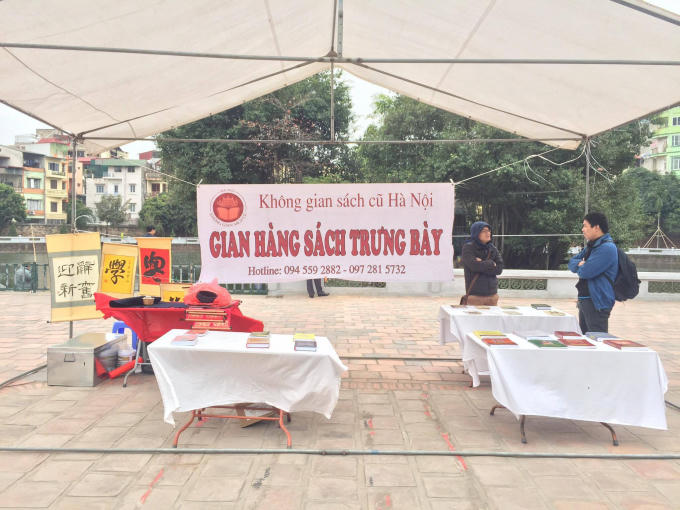 Ngoài bày bán sách cũ, còn có không gian trưng bày sách của Trung tâm hoạt động văn hóa khoa học Văn Miếu- Quốc Tử Giám