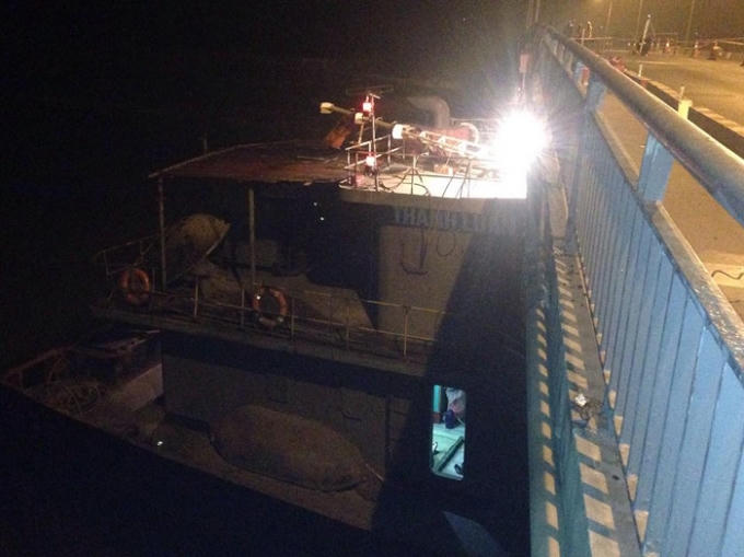 Cú đâm của tàu Thanh Luân 28, khiến cho chiếc tàu này mắc kẹt vào thân cầu nhiều giờ.