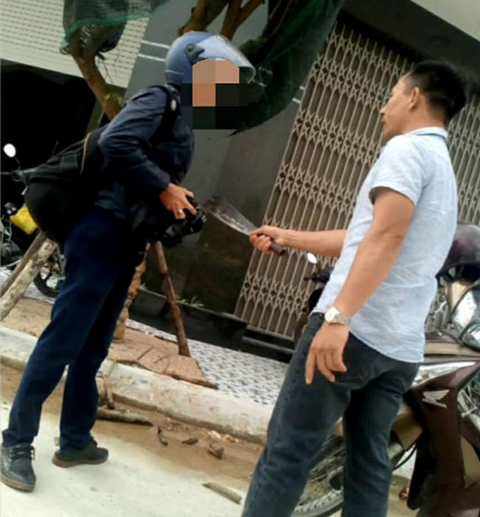 Đối tượng Nguyễn Văn Bình (cầm dao) là quản lý xe của Công ty TNHH Xuân Phát, TP Quy Nhơn có hành vi đe dọa giết người.