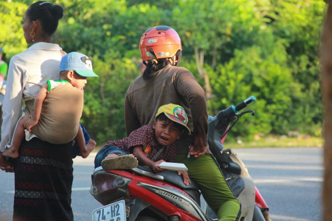 Ngày đầu tới trường, nhiều em nhỏ bật khóc vì bỡ ngỡ.