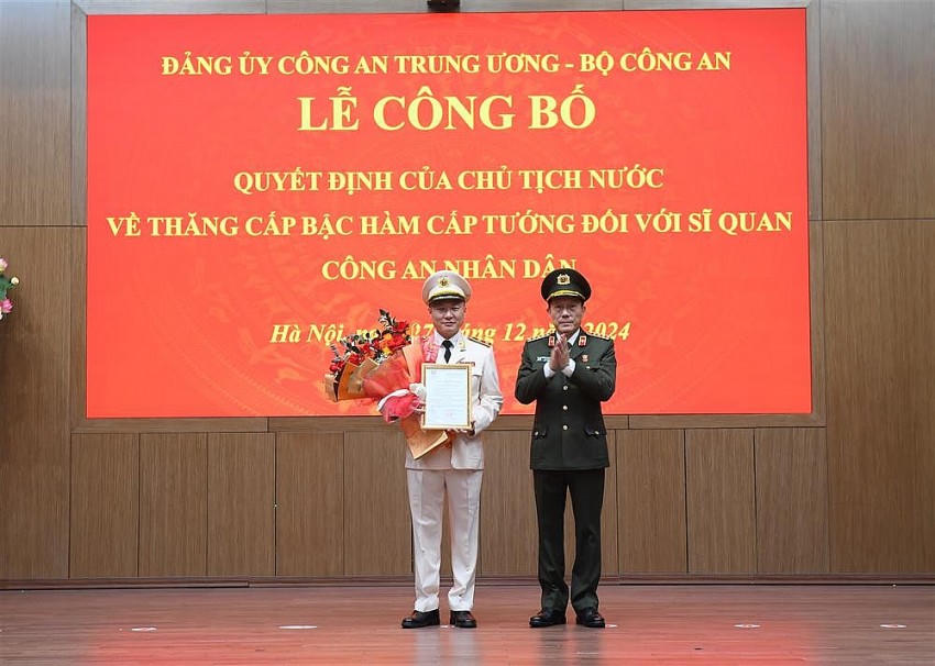 Đại tướng Lương Tam Quang, Bộ trưởng Bộ Công an, trao Quyết định và tặng hoa chúc mừng Trung tướng Nguyễn Ngọc Lâm. (Ảnh: Bộ CA)