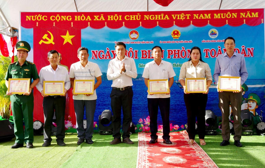 Ông Kiều Minh Tiếng - Phó Chủ tịch UBND huyện Trần Văn Thời, tặng Giấy khen cho các tập thể, cá nhân có thành tích trong thực hiện Tổng kết 10 thực hiện Chỉ thị 01 của Thủ tướng Chính phủ.