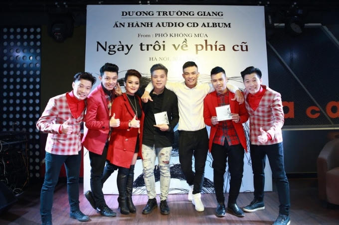 Ca sĩ Dương Trường Giang chụp hình cùng ca sĩ Dương Trần Nghĩa và nhóm Oplus
