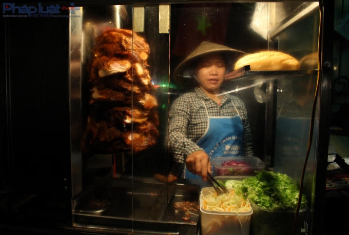 Chị Nguyễn Thị Thanh (sinh sống tại Cầu Giấy) than thở: "Là nghề tự do nhưng lại không phải tự do, bởi nếu mà dịp này nghỉ không bán thì sẽ mất khách quen, giảm thu nhập cho gia đình nên phải cố gắng bán hàng đều đặn để tạo thói quen và điểm đến cho khách hàng".  (Ảnh: Đức Biên)