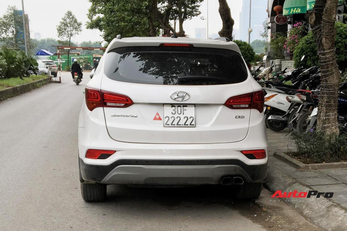 Trước đó ít lâu, vào tháng 6/2018, một chiếc Hyundai SantaFe khác cũng đã bốc được biển ngũ quý khủng 30F-222.22 khiến cộng đồng mạng xôn xao. Ngay lập tức, nó đã được định giá tới hơn 2 tỷ đồng,  tức gần gấp đôi giá mua gốc.
