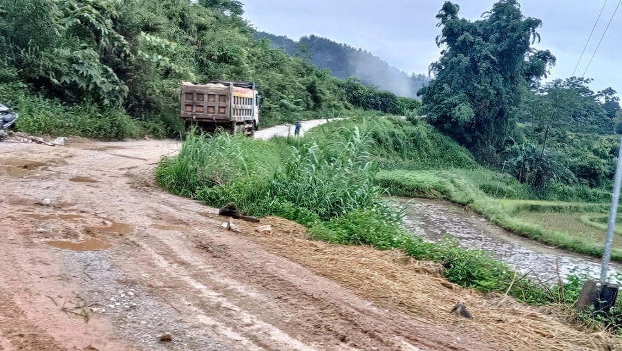 Cả tuyến đường dài khoảng 3km băm nát hư hỏng nghiêm trọng.