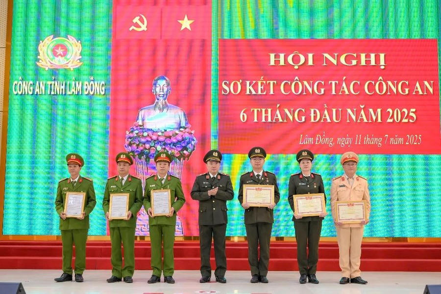 Thiếu tướng Trương Minh Đương thừa uỷ quyền của Bộ Công an trao thưởng cho các đơn vị. (Ảnh: CALĐ)