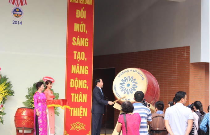Chủ tịch nước Trần Đại Quang đánh trống khai giảng năm học mới.