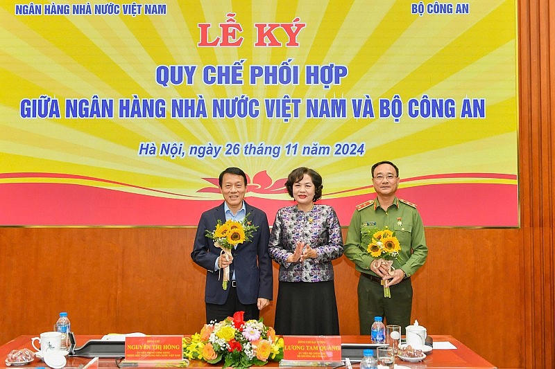 Thống đốc Nguyễn Thị Hồng trao Kỷ niệm chương Vì sự nghiệp ngành Ngân hàng cho Bộ trưởng Lương Tam Quang và Thứ trưởng Phạm Thế Tùng