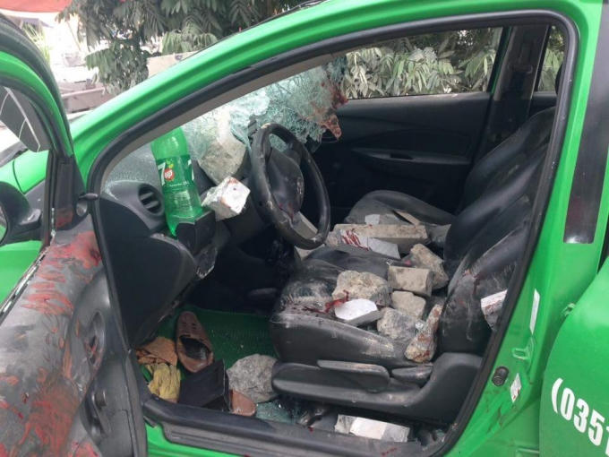 Rất nhiều gạch đá rơi vào trong xe taxi. Ảnh Facebook Tùng Lâm