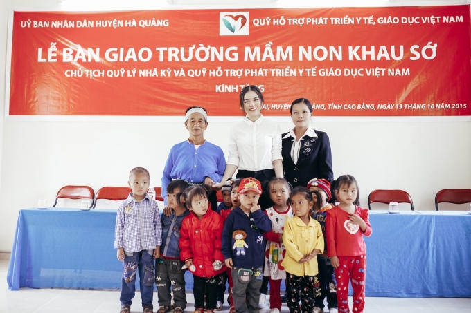 Lý Nhã Kỳ vui mừng bàn giao trường mầm non mới cho trẻ em Khau Sớ