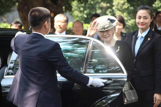 Hoàng hậu vẫy tay chào khi xuống xe trước Ngọ Môn.