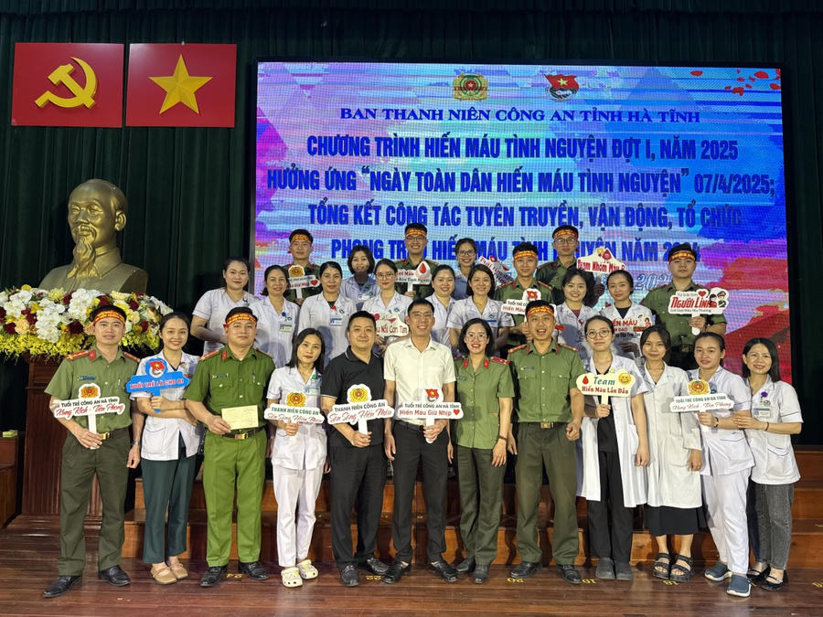 Hàng trăm chiến sỹ Công an Hà tham gia hiến máu cứu người