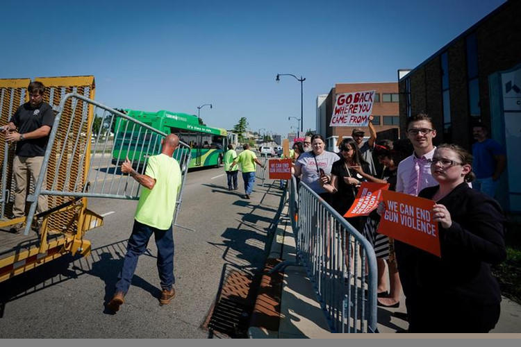 Người biểu tình kéo đến gần bệnh viện Miami Valley, nơi Tổng thống Trump thăm nạn nhân vụ xả súng, hôm 7/8.