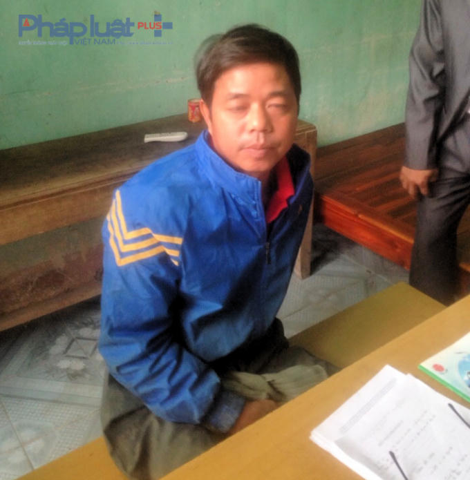 Người làm thuê bị bắt quả tang đã khai được chủ cơ sở chế biến hải sản Hoàng Thắng thuê đổ chất thải ra biển, 3 ngày một chuyến. (Ảnh: Anh Thắng)