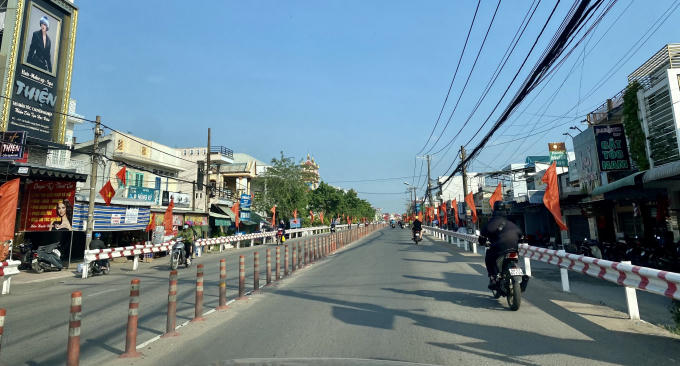 Tuyến đường rực rỡ sắc cờ chào đón lễ.