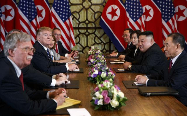 Cố vấn an ninh Nhà Trắng John Bolton cùng các quan chức Mỹ và Tổng thống Donald Trump họp với phái đoàn Triều Tiên tại Hà Nội. (Ảnh: Reuters)