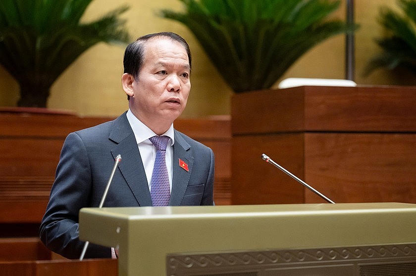 Chủ nhiệm Ủy ban Pháp luật và Tư pháp cHoàng Thanh Tùng trình bày Báo cáo thẩm tra dự án Luật. (Ảnh: Cổng TTĐTQH)