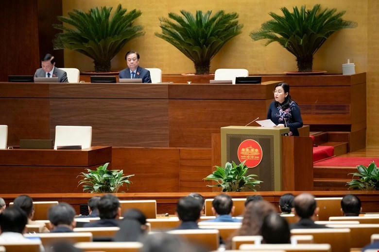Chủ nhiệm Uỷ ban Khoa học, Công nghệ và Môi trường Nguyễn Thanh Hải trình bày báo cáo thẩm tra.