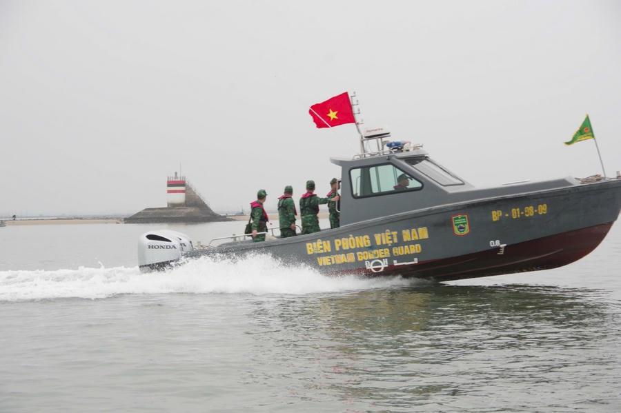 Bộ đội Biên phòng Đồn Trà Cổ tuần tra tuyến biên giới.