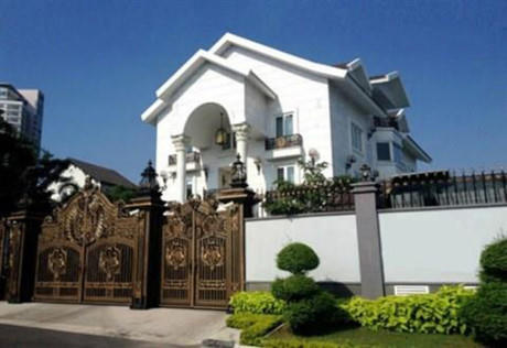 Bà Lê Hồng Thủy Tiên, TGĐ Tập đoàn Liên Thái Bình Dương điều hành 25 quỹ tư nhân, các hãng bán lẻ, trung tâm thương mại, phân phối của nhiều thương hiệu nổi tiếng - được biết đến là nữ doanh nhân xuất sắc. Căn biệt thự xa hoa bà đang ở cùng gia đình luôn được chú ý vì vẻ sang trọng ở một vị trí đẹp và yên tĩnh. Ảnh: Dân Việt.