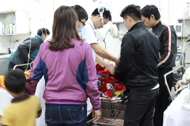 Các bác sĩ đang khẩn trương chạy chữa cho những ca nặng.