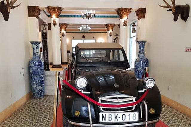 Chiếc ô tô được ông Trần Trinh Trạch mua năm 1930 để đón con trai là Công tử Bạc Liêu khi du học từ Pháp trở về vẫn được giữ nguyên vẹn và trưng bày trong nhà.