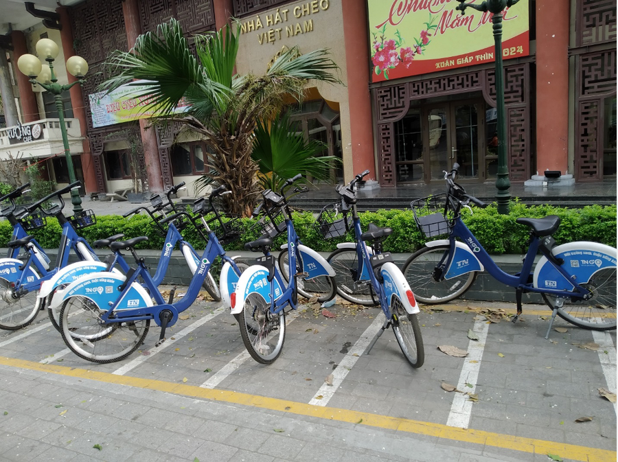 Hình ảnh những chiếc xe đạp không được để vào đúng vị trí, bị vứt ngang, dọc trong khi đã có ô phân chia rõ ràng, điều này phản ảnh rõ ý thức của người sử dụng