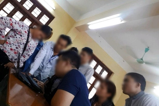 7 trong số 50 thí sinh đóng phí "chống trượt" thi bằng lái xe đang được hướng dẫn trước khi vào phòng thi.