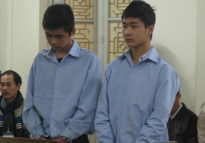 Hai bị cáo trước vành móng ngựa.