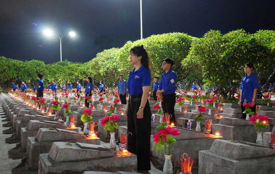 Đoàn viên, thanh niên trên cả nước thắp nến tại từng phần mộ liệt sĩ trong không gian linh thiêng.